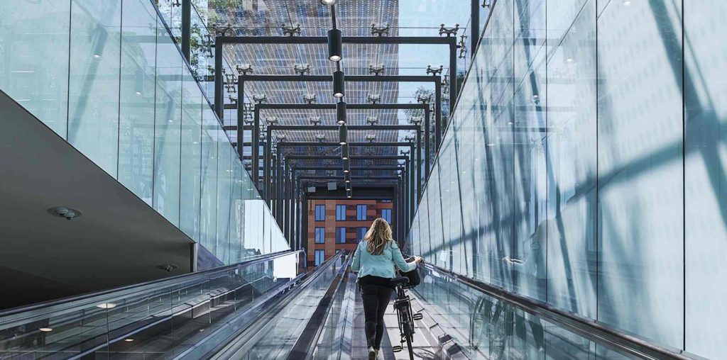 fietsenstalling-mahlerplein-amsterdam-ontworpen-door-architect-paul-van-der-ree-studiosk-movares-8