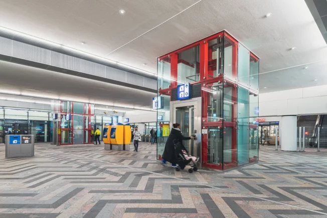 Lift in stationshal, de nieuwe lift is glas en bevordert doorzicht en sociale veiligheid